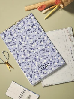 Outlet Familiekalender 2025 Skrivesaker