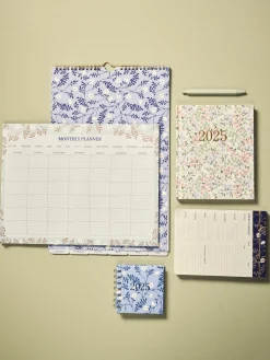 Outlet Familiekalender 2025 Skrivesaker