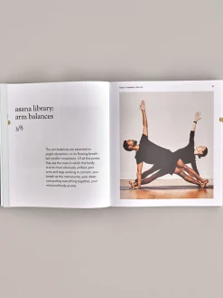 Outlet Yoga - A Manual For Life Salongbordbøker